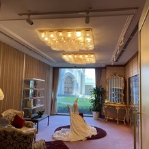 ホテルスプリングス幕張の画像｜花嫁さんの控え室。
大きな窓でチャペルが見えるようになっています。