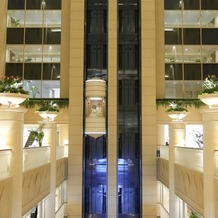 神戸メリケンパークオリエンタルホテルの画像｜名物のエレベーターに乗りながら写真が撮れます。