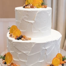 アートグレイス ウエディングフォレストの画像｜オレンジソースドリップ前のケーキ