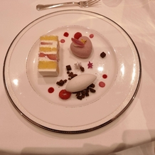 アプローズスクエア 東京迎賓館の画像｜ウェディングケーキ付きのデザート