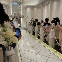 アプローズスクエア 名古屋迎賓館の画像｜白を基調としたチャペル
シャンデリアが綺麗でした。