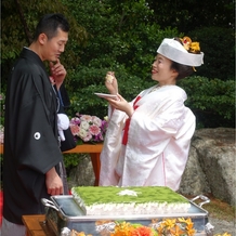 The Private Garden FURIAN 山ノ上迎賓館の画像｜ケーキ入刀ごのファーストバイトです。
ケーキは抹茶ティラミスをリクエストしました。