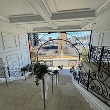 ララシャンス 迎賓館の画像｜フラワーシャワーができる階段