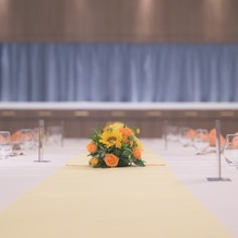 アルモニーアンブラッセ ウエディングホテルの画像｜奥にオープンキッチンがあり、会食の始まりとともにカーテンが開かれる。