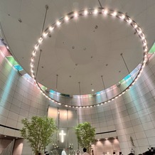 グランドニッコー東京 台場の画像｜こちらのチャペルはホテルの高層階でした！広すぎずちょうどよい大きさで重厚感もあり天井が高いです