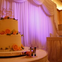 ディズニーアンバサダーホテルの画像｜ケーキカットするケーキと会場の雰囲気