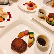 ＡＮＡインターコンチネンタルホテル東京の画像｜披露宴後、ホテルのお部屋でお肉料理とケーキを出していただきました。