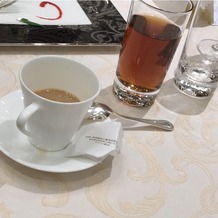 ＡＮＡクラウンプラザホテル大阪の画像｜ドリンクの種類一例。烏龍茶とコーヒー