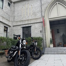 オール・セインツ　ウェディングの画像｜入り口に、夫婦で乗っているバイクを飾ってもらえました