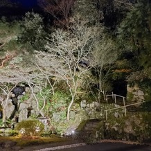 ハイアット リージェンシー 京都の画像｜披露宴会場の庭園も夜はライトアップされます