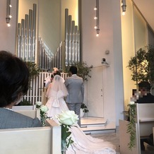 リビエラ東京の画像｜挙式中ドレスが綺麗に映るよう介添の方に直してもらえます