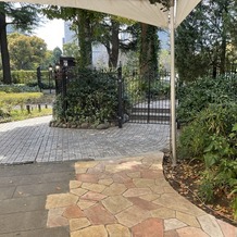 フェリーチェガーデン日比谷（日比谷公園内）の画像｜外で挙式の場合、この門から入場するようです