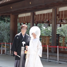 熱田神宮会館の画像｜後ろの長床が挙式会場
(前撮りにて)