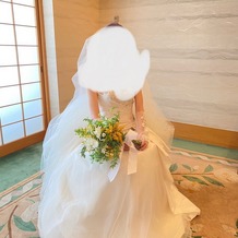 ホテルオークラ福岡の画像｜親族控室で新婦は椅子に座る