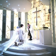 東京ドームホテルの画像｜バンコの前でお祈り。光あふれるチャペルの中でトレーンまで含めドレスがきれいに写る写真が撮れます。