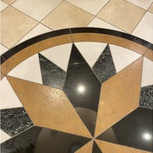 桜坂セント・マルティーヌ教会の画像｜ロビーの床です。
