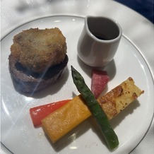 ウェスティンホテル東京の画像｜メイン料理のお肉。
上にフォアグラコロッケがのっている。