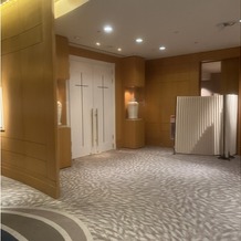 横浜ベイホテル東急の画像｜チャペルの前、扉の閉まった状態です。通路はこんな感じです。