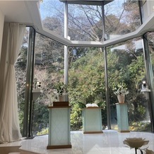 ホテル椿山荘東京の画像｜チャペルルミエールです。後ろに滝が流れていて非常に綺麗なチャペルです。