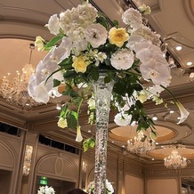 ホテル椿山荘東京の画像｜ボールルームにて。
円卓の高さがあるお花です。
