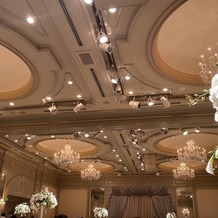 ホテル椿山荘東京の画像｜ボールルームにて。天井が高くシャンデリアがぶら下がっています。