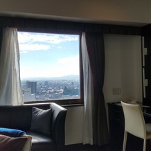 ホテルニューオータニ高岡の画像｜スイートルームの1部。広々とした窓があり、辺りを一望できます。