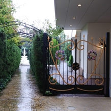 リージェンス・ウェディングマナーハウスの画像｜披露宴会場・フランス館入口
