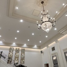 アーセンティア迎賓館　柏の画像｜奥にある階段と天井の照明です
階段から降りてくる演出や入場も可能です