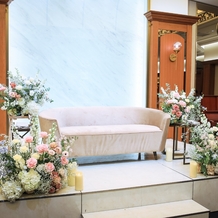 アーフェリーク白金の画像｜ソファー席と花