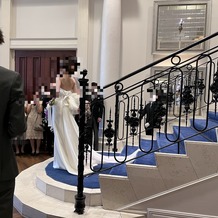 アーカンジェル迎賓館　天神の画像｜入口入ると大きな階段がありそこから2人が登場しました。