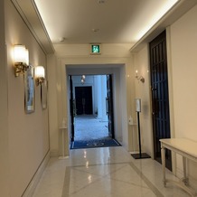 アーフェリーク迎賓館　熊本の画像｜挙式会場から披露宴会場へ向かう廊下です。どちらの会場も近くに配置されており移動もしやすいです。