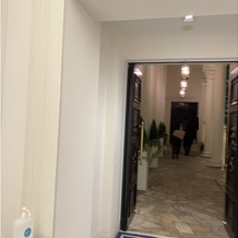 アーフェリーク迎賓館　熊本の画像｜挙式会場から中庭へと続く廊下。