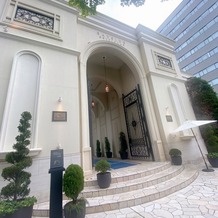 ベイサイド迎賓館　神戸の画像｜一目で結婚式場だとわかるエントランスでした。