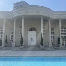 アーフェリーク迎賓館　小倉の画像｜ホワイトハウスの披露宴会場前のプール。