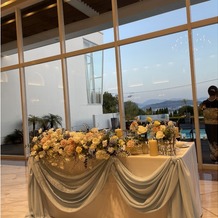 ベイサイド迎賓館　松山の画像｜お色直しの時の高砂。ガラス窓があり解放的