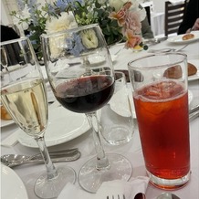 ベイサイド迎賓館　松山の画像｜魚料理には白ワイン、肉料理には赤ワインのサービスがあり、料理に合わせたドリンクが楽しめる