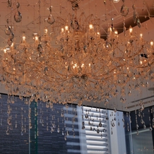 ＮＩＩＧＡＴＡ ＭＯＮＯＬＩＴＨ（新潟モノリス）の画像｜天井のシャンデリア含め挙式会場がとても綺麗