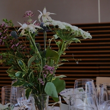 ＮＩＩＧＡＴＡ ＭＯＮＯＬＩＴＨ（新潟モノリス）の画像｜テーブル装花　高さの違う２つの花瓶を使用