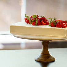 ＮＩＩＧＡＴＡ ＭＯＮＯＬＩＴＨ（新潟モノリス）の画像｜イチゴのウェディングケーキ