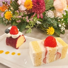 ラ・クラリエールの画像｜左が季節のデザート、右がウェディングケーキ