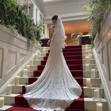 ラ・バンク・ド・ロア（横浜市指定有形文化財）の画像｜大階段の写真はドレスが映えます。