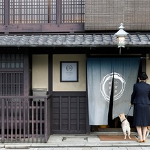 小さな結婚式　京都店の画像｜外観と犬
