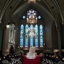 宮の森フランセス教会の画像｜大きなステンドグラス、沢山のろうそくが雰囲気を、引き立ててくれました。
