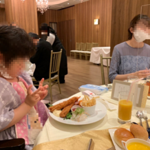 小さな結婚式　大阪ハービスＥＮＴ店の画像｜小さい子にはお子様コースがあり、エビフライやハンバーグなどとても美味しかったということ