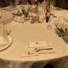 小さな結婚式　大阪ハービスＥＮＴ店の画像｜白で清潔感のあるテーブル