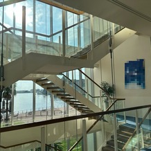 アマンダンセイル（ＡＭＡＮＤＡＮ　ＳＡＩＬ）の画像｜室内のガラス張りの階段
