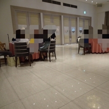 アニヴェルセル みなとみらい横浜の画像｜しっかり隣のテーブルとのスペースはあけられていた。