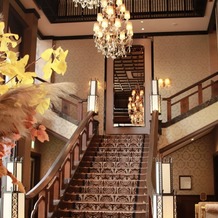 百花籠（ひゃっかろう）―Neo Japanesque Wedding―の画像｜式場に入ってすぐの階段。バイオリンの生演奏もされていた。