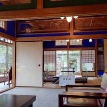 辻家庭園　～前田家家老旧横山家迎賓館～（金沢市指定文化財）の画像｜待合室です。壁の色もらんまも美しいです