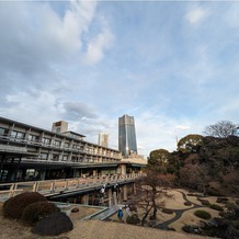 国際文化会館（International House of Japan）の画像｜1階レベル庭園からの全体像